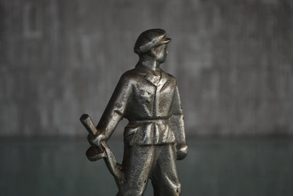 Preorder Oostblok Militair met ster op uniform en PPSh machinegeweer WW2