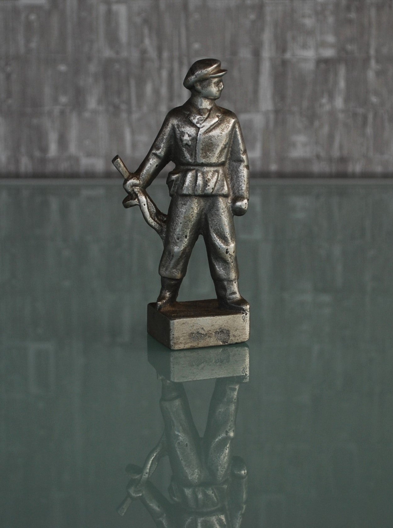 Preorder Oostblok Militair met ster op uniform en PPSh machinegeweer WW2