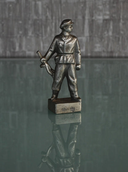 Preorder Oostblok Militair met ster op uniform en PPSh machinegeweer WW2