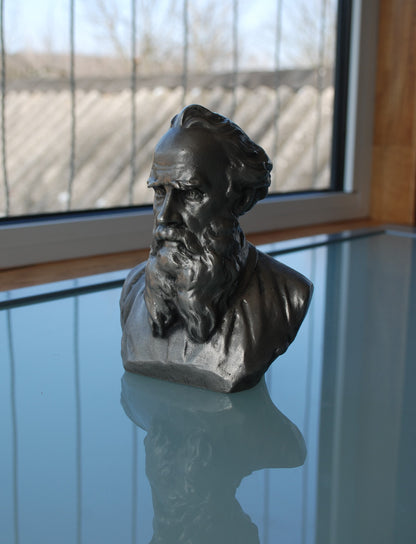 Buste van Leo Tolstoi, Russische schrijver. *