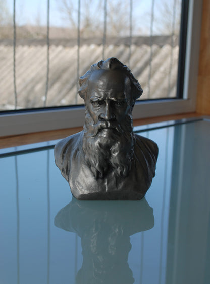 Buste van Leo Tolstoi, Russische schrijver. *