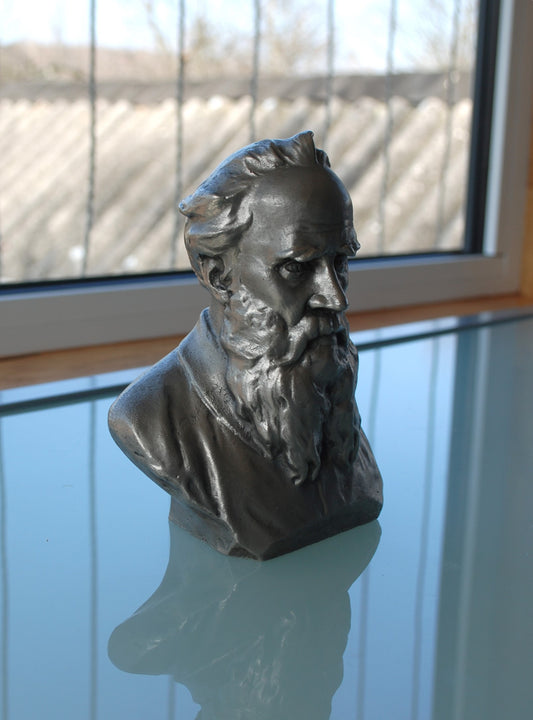Buste van Leo Tolstoi, Russische schrijver. *