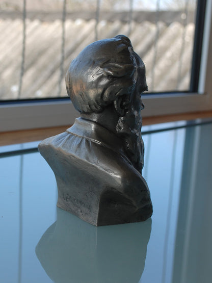 Buste van Leo Tolstoi, Russische schrijver. *