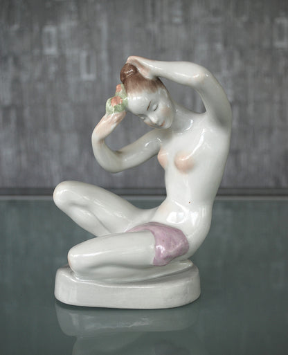Naakt Vrouw steekt bloem in haar. Ere geschenk *