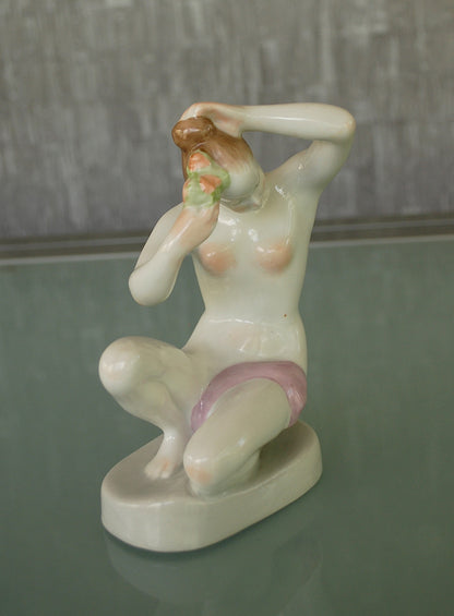 Naakt Vrouw steekt bloem in haar. Ere geschenk *