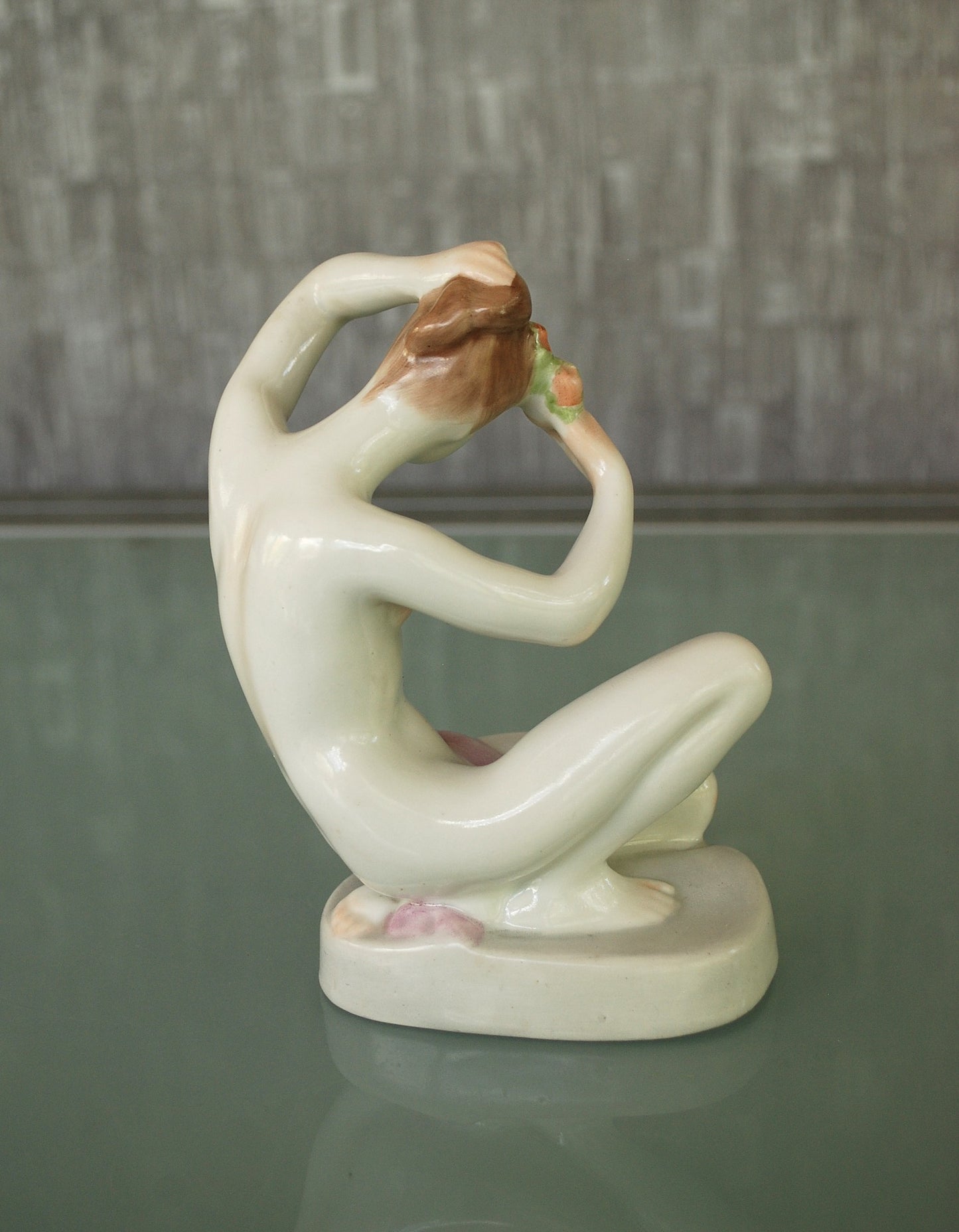 Naakt Vrouw steekt bloem in haar. Ere geschenk *