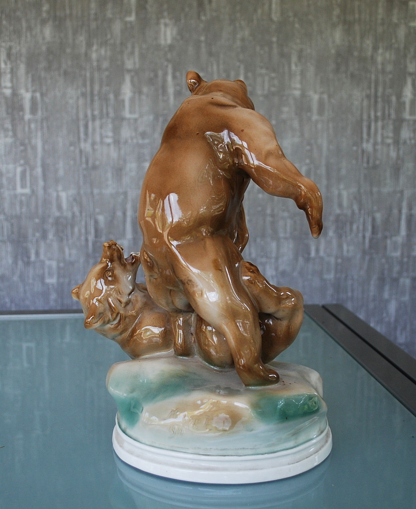 Zsolnay beeld van stoeiende beren, Groot *