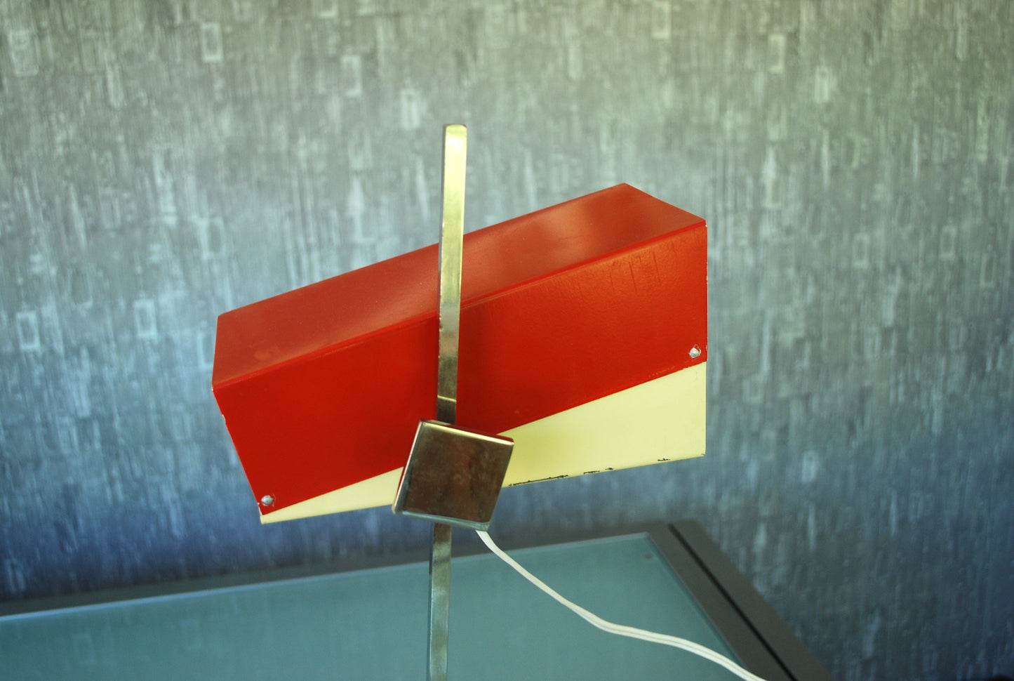 Retro Lamp Rood Wit Kubistisch vorm *