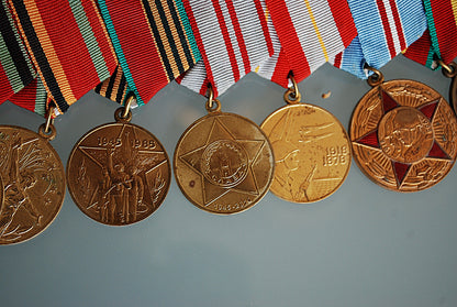 9 Sovjet medailles op 1 beugel WW2 *