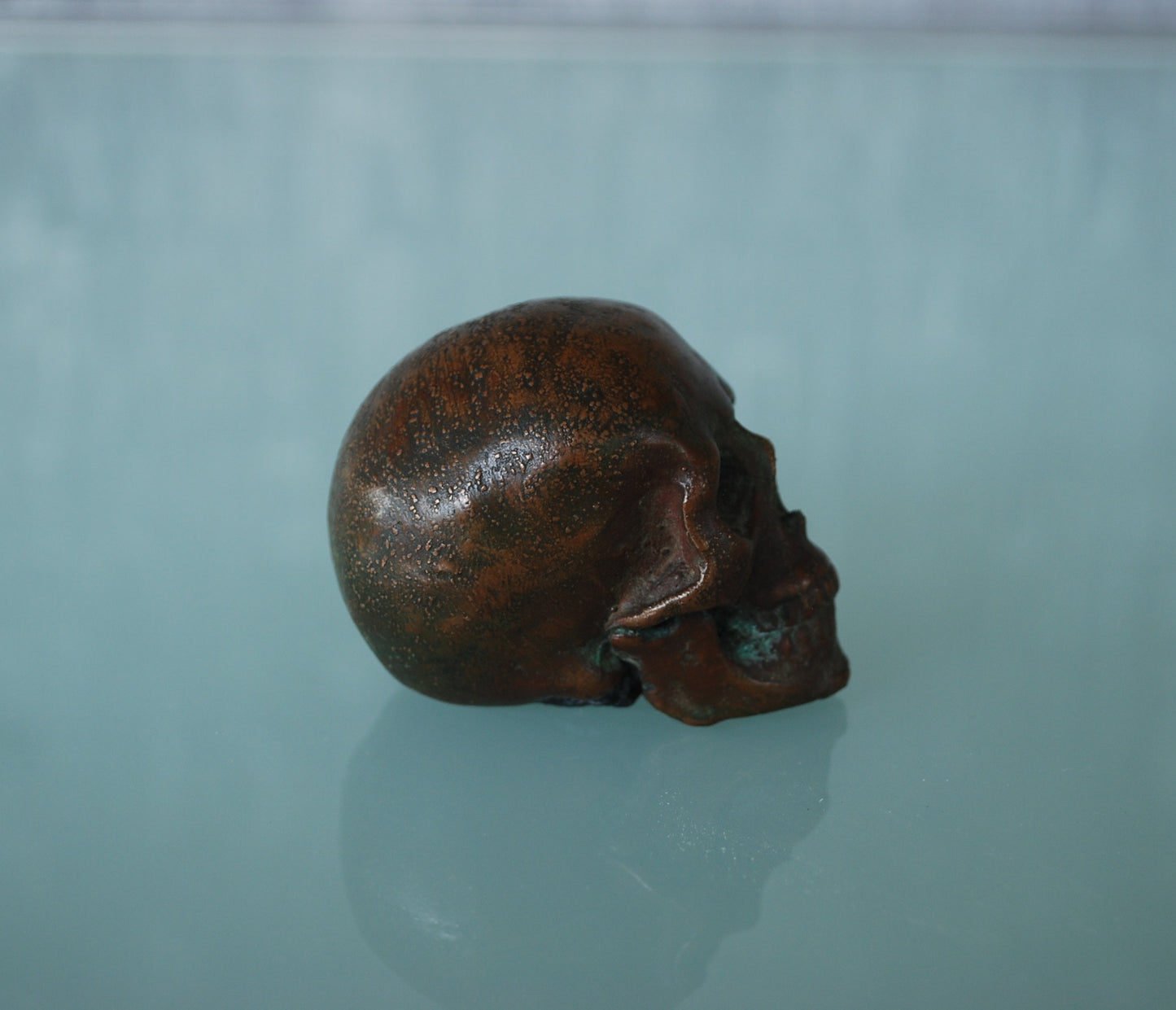 Oude schedel gemaakt van koper met prachtig patina *