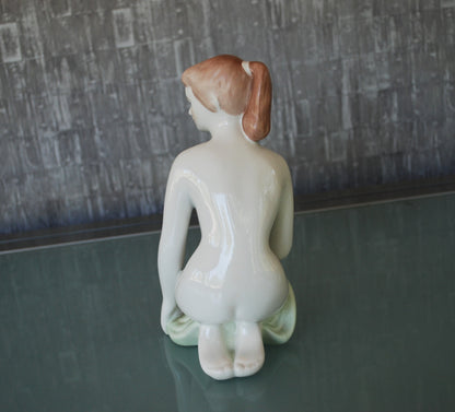 Naakte Vrouw zittend met groene doek 1960's *
