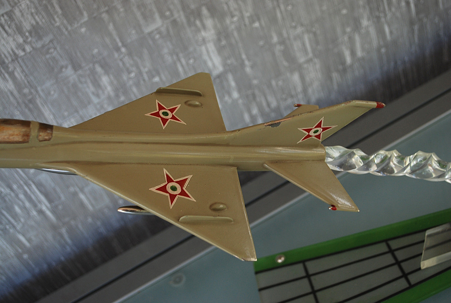 Jet MIG 21-F Handgemaakt op prachtige voetstuk *