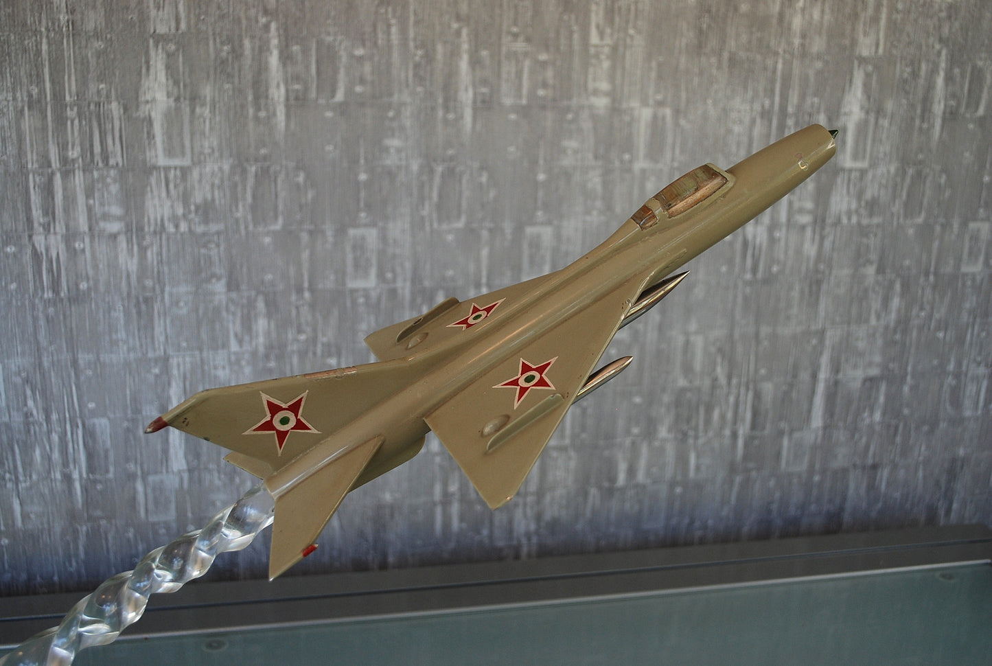 Jet MIG 21-F Handgemaakt op prachtige voetstuk *