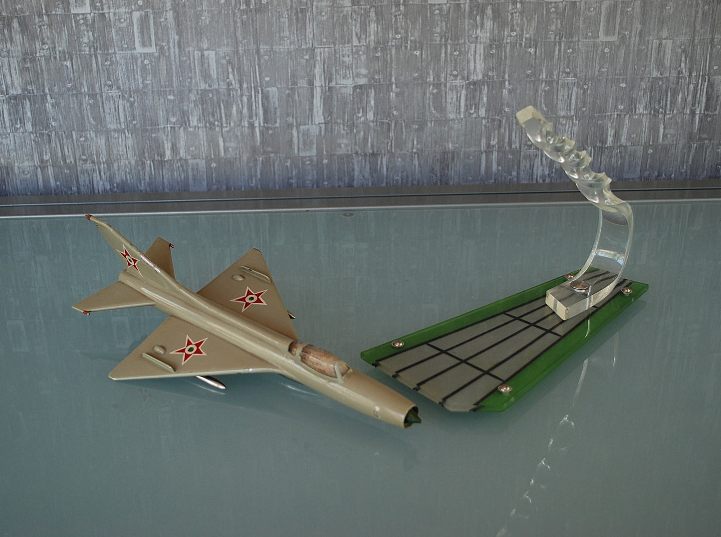Jet MIG 21-F Handgemaakt op prachtige voetstuk *