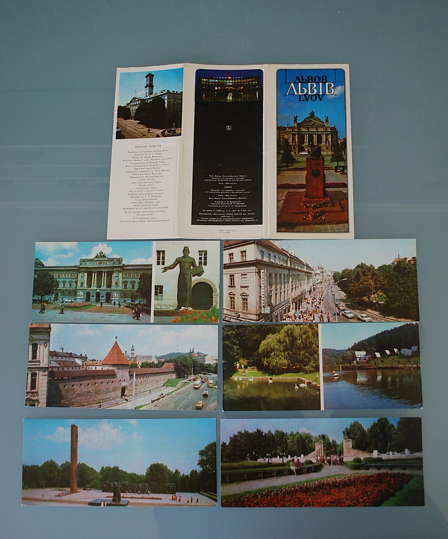 Kaarten map Lviv, Oekraïne Wide view Voorop Lenin buste standbeeld *