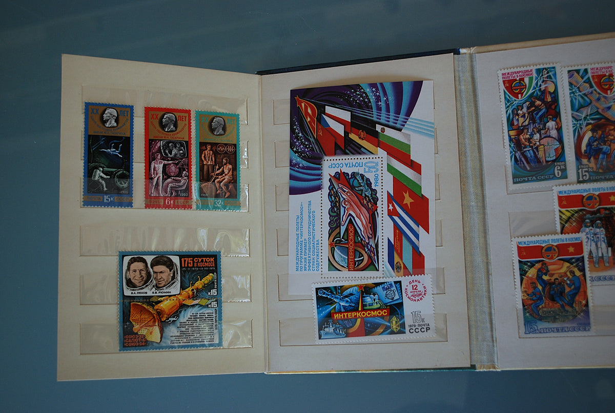 Postzegelboek Ruimtevaart Intercosmos CCCP Opstijgend Raket 1975 *