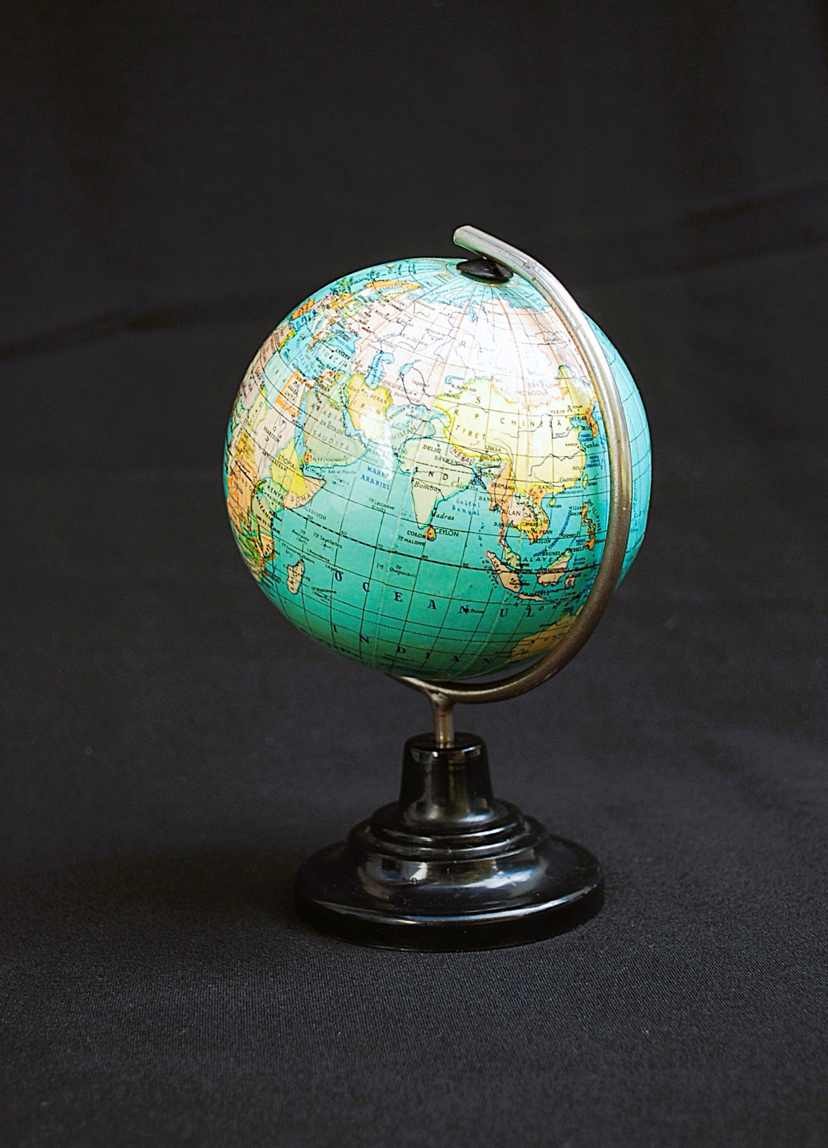 Politiek Globe 1966 Wereldbol op zwart bakeliet voetstuk *