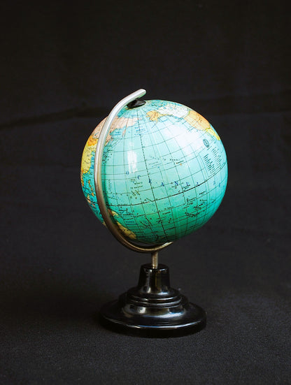 Politiek Globe 1966 Wereldbol op zwart bakeliet voetstuk *