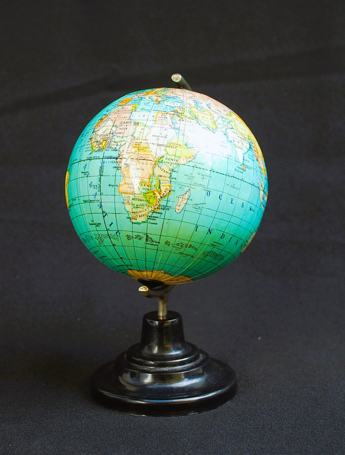Politiek Globe 1966 Wereldbol op zwart bakeliet voetstuk *