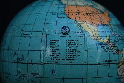 Politiek Globe 1966 Wereldbol op zwart bakeliet voetstuk *