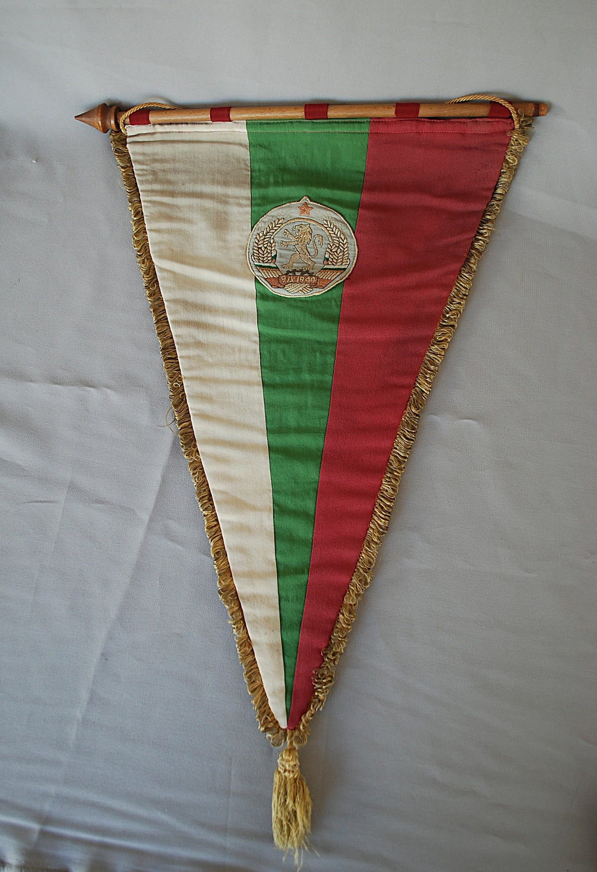 Vaandel geborduurd Bulgaars Nationaal boks federatie 1954 met wapenschild en hoofd van Georgi Dimitrov