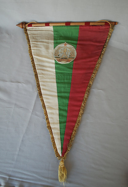 Vaandel geborduurd Bulgaars Nationaal boks federatie 1954 met wapenschild en hoofd van Georgi Dimitrov