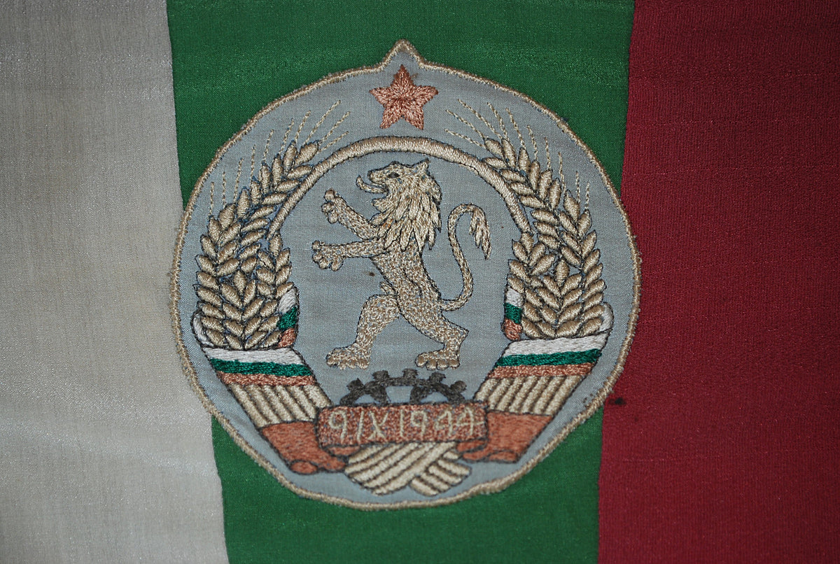 Vaandel geborduurd Bulgaars Nationaal boks federatie 1954 met wapenschild en hoofd van Georgi Dimitrov