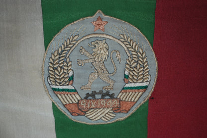 Vaandel geborduurd Bulgaars Nationaal boks federatie 1954 met wapenschild en hoofd van Georgi Dimitrov