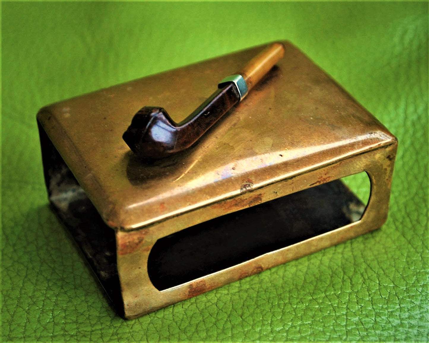 Oude Messing Tabaksdoos met Kunststof Pijp