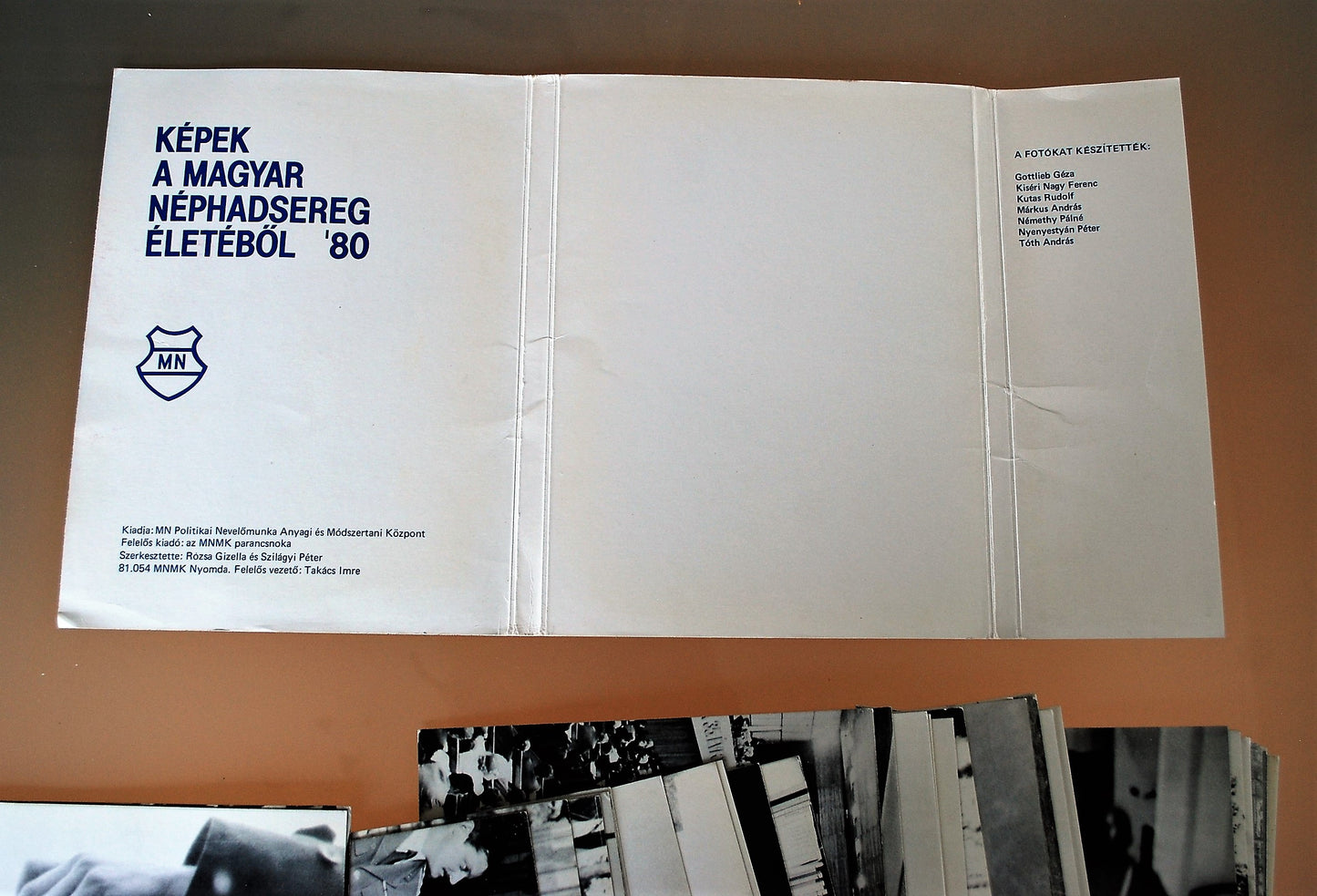 Poster map leger Socialistische Hongarije  39 stuks in map 1980