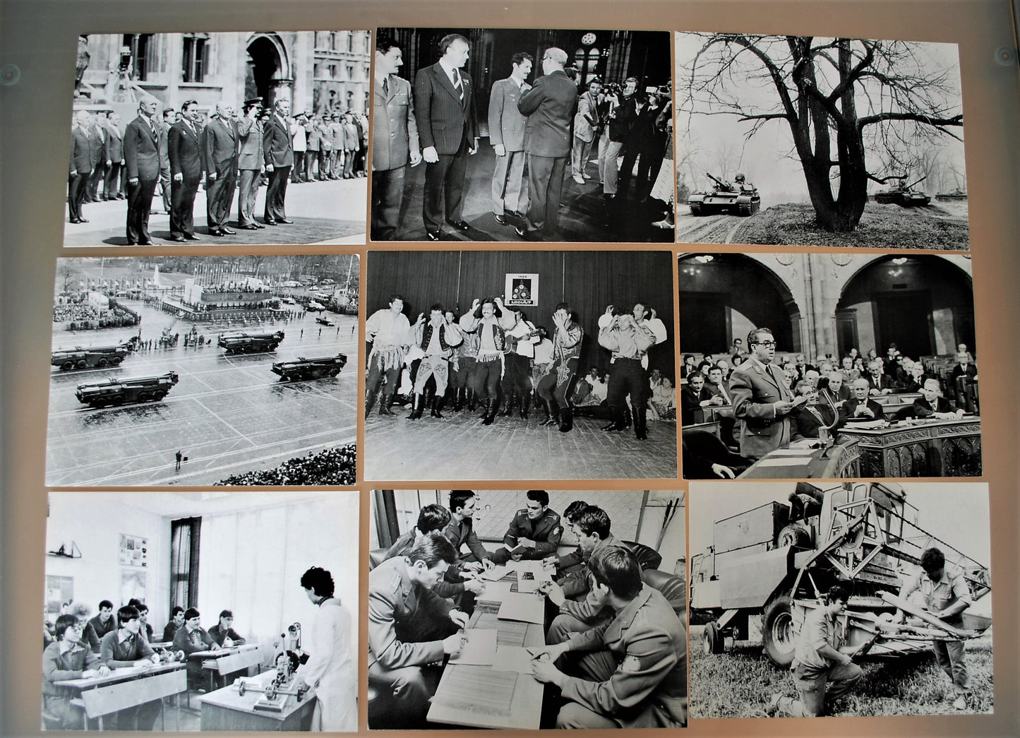 Poster map leger Socialistische Hongarije  39 stuks in map 1980