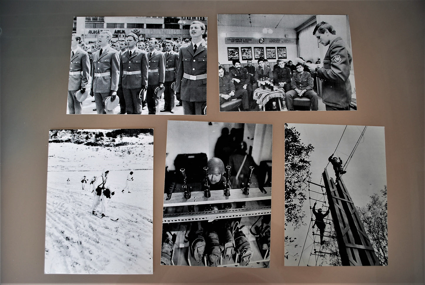 Poster map leger Socialistische Hongarije  39 stuks in map 1980