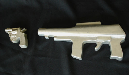 Geweer en Pistool van Monument. Zwaar