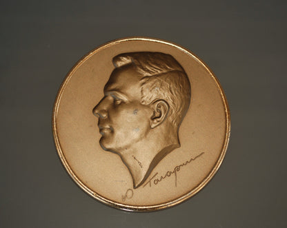 Yuri Gagarin metalen wandbord met handtekening Gagarin en kunstenaar