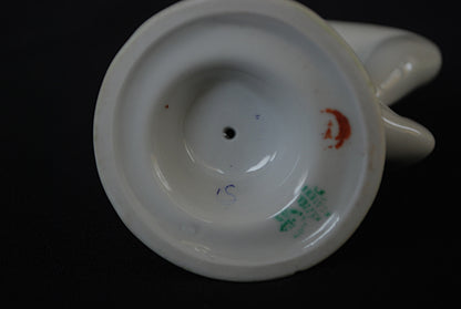 Naakte vrouw op boomstronk met blauwe handdoek