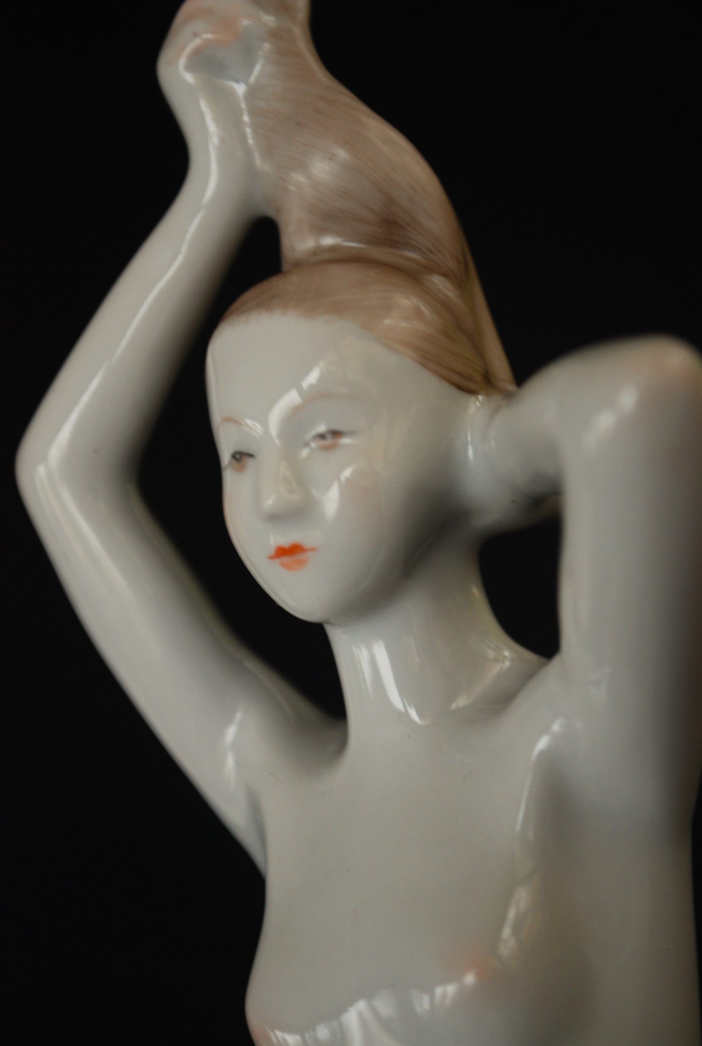 Naakte vrouw op boomstronk met blauwe handdoek