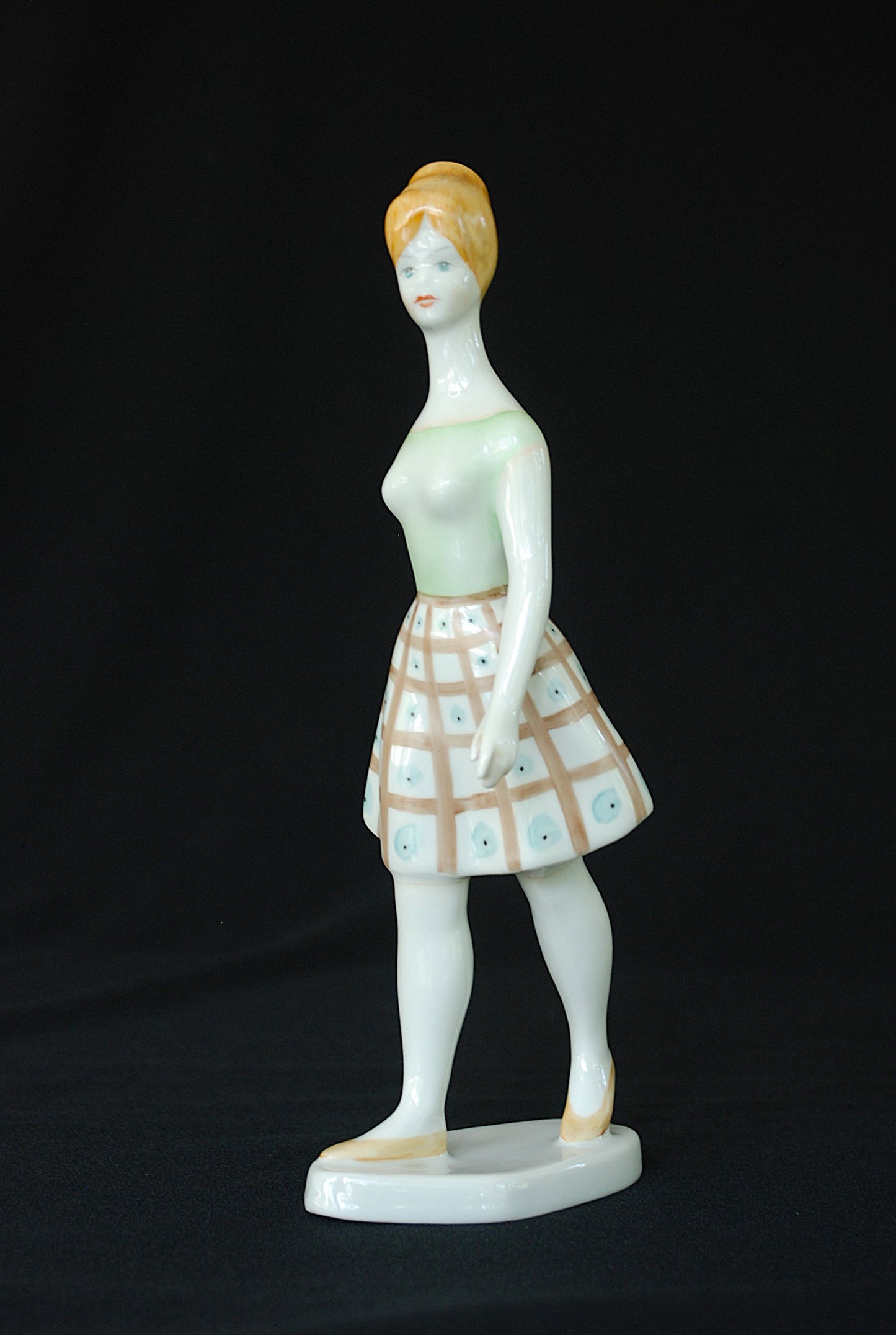 Vrouw Lopend met blauwe stippel jurk