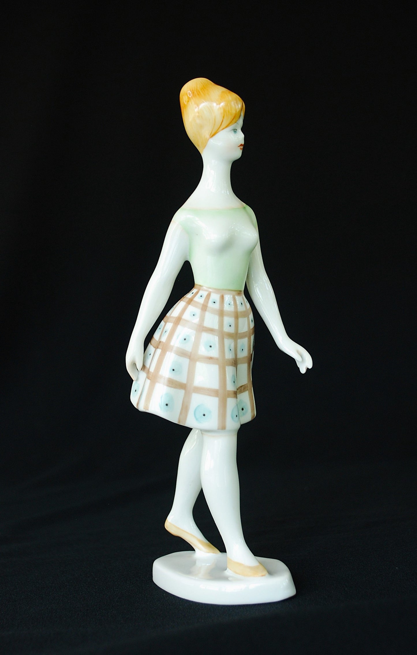 Vrouw Lopend met blauwe stippel jurk