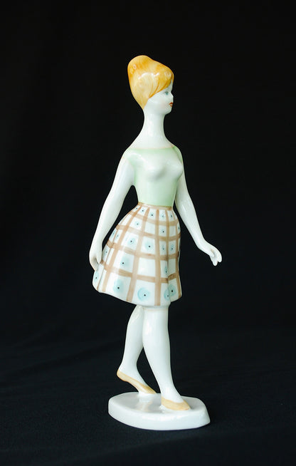 Vrouw Lopend met blauwe stippel jurk