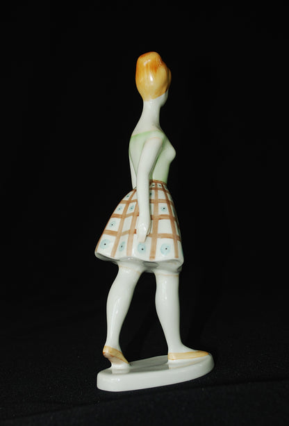 Vrouw Lopend met blauwe stippel jurk