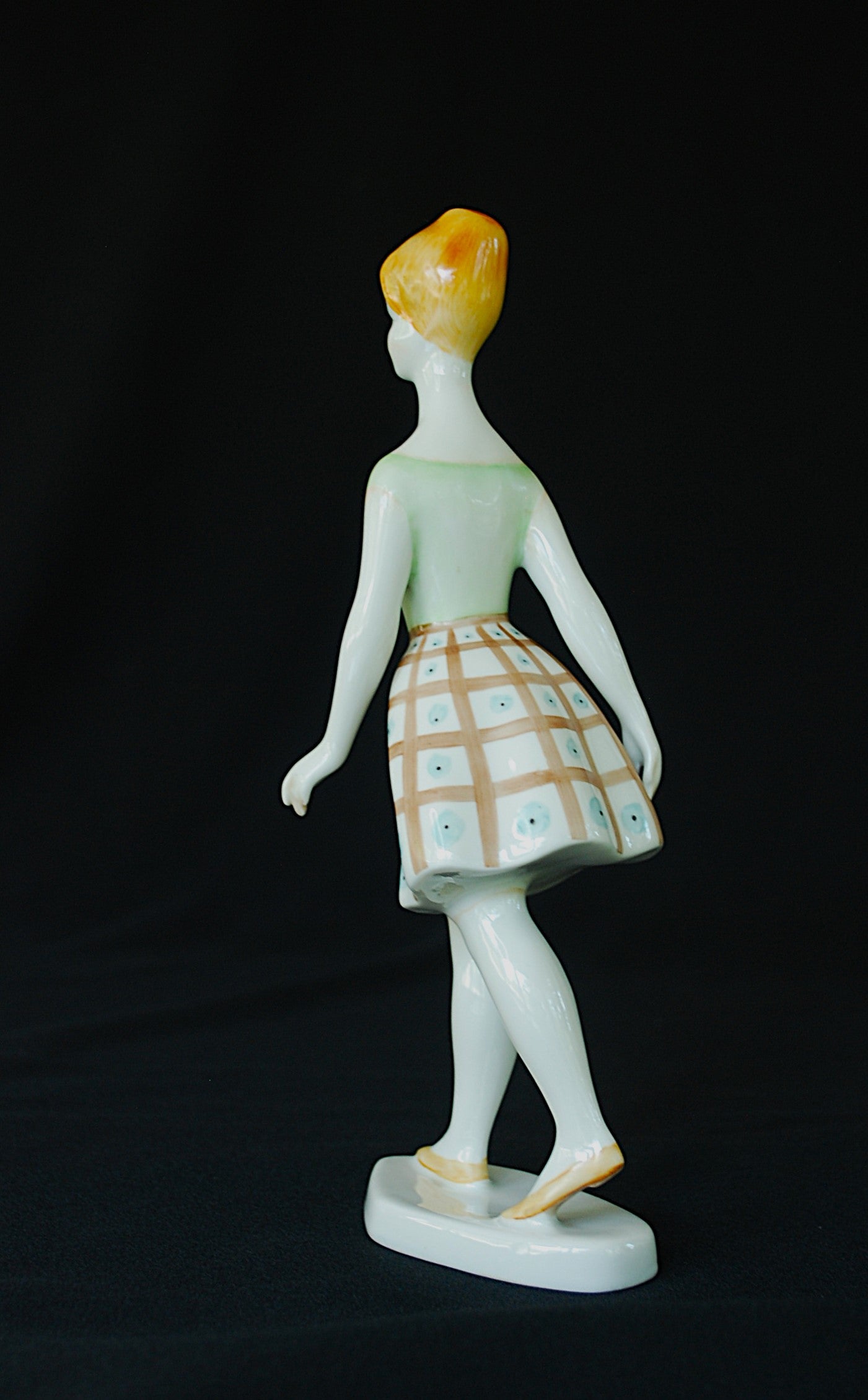 Vrouw Lopend met blauwe stippel jurk