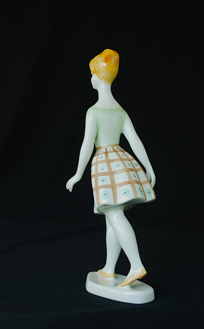 Vrouw Lopend met blauwe stippel jurk