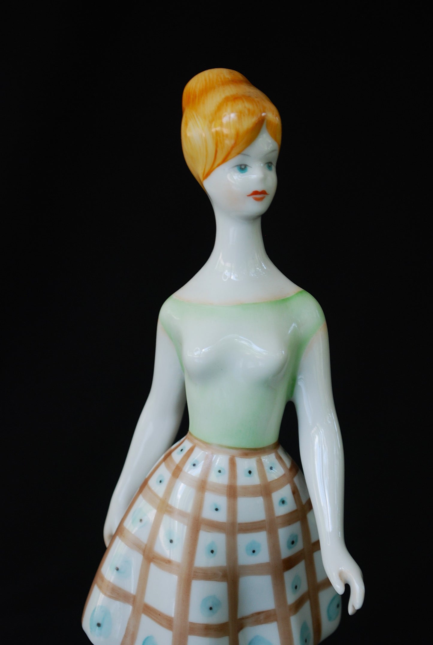 Vrouw Lopend met blauwe stippel jurk