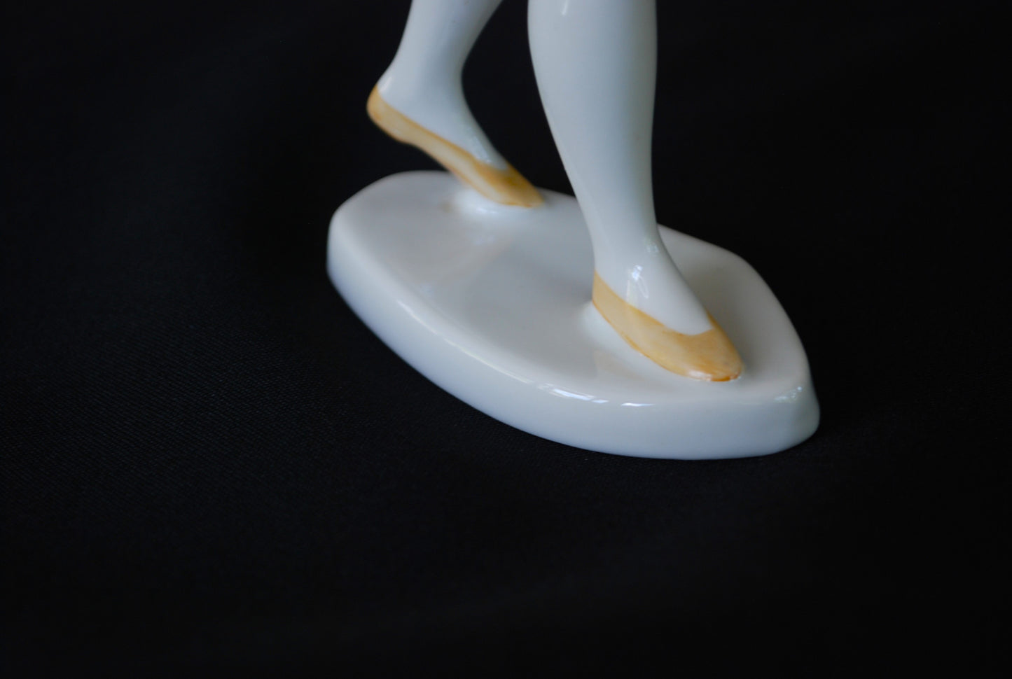 Vrouw Lopend met blauwe stippel jurk