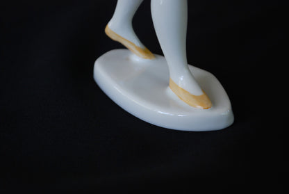 Vrouw Lopend met blauwe stippel jurk