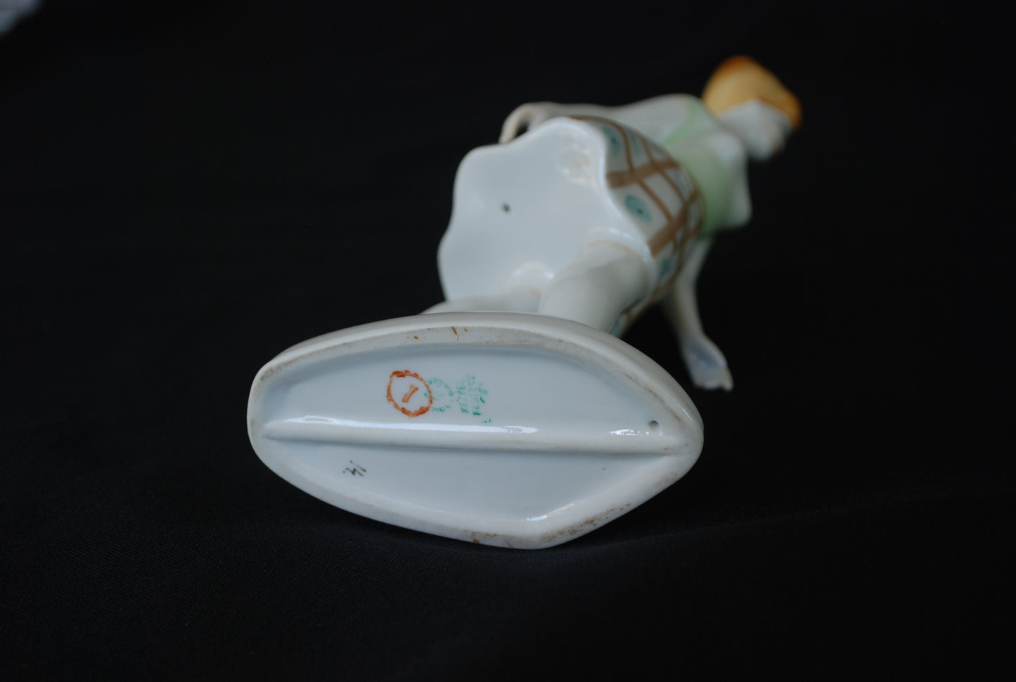 Vrouw Lopend met blauwe stippel jurk