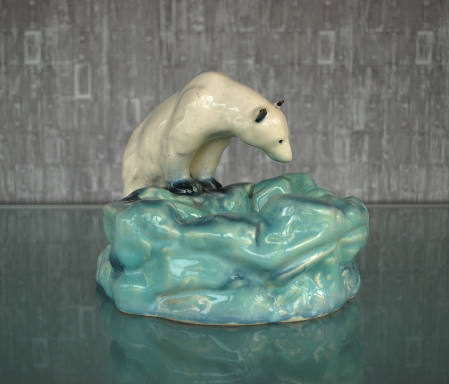 Pre order Art Deco Ditmar Urbach ijsbeerschaal, Tsjechoslowaaks keramisch beeld uit de jaren 30