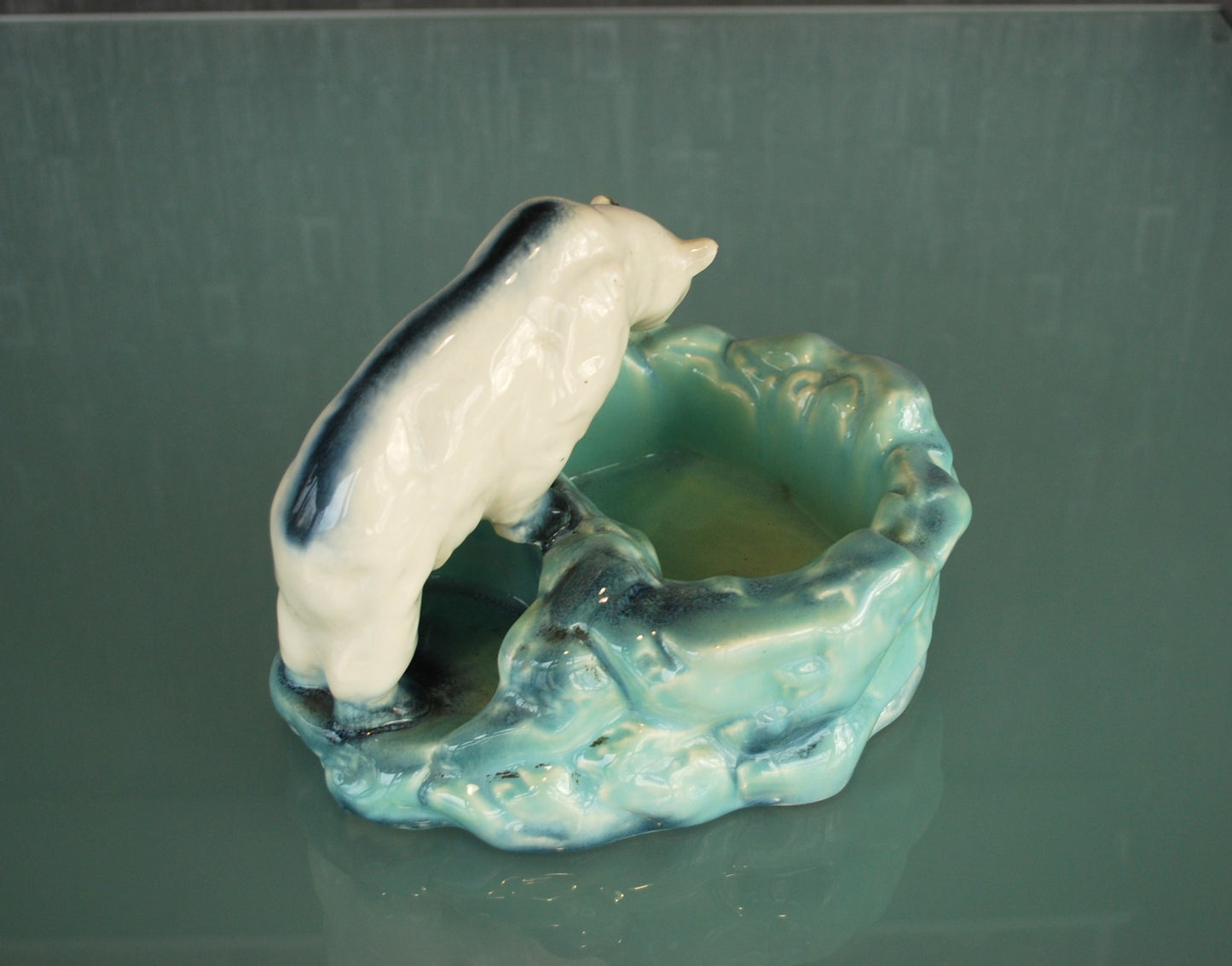 Pre order Art Deco Ditmar Urbach ijsbeerschaal, Tsjechoslowaaks keramisch beeld uit de jaren 30