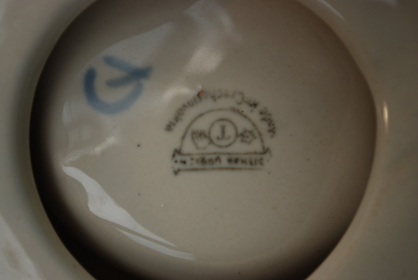 Pre order Art Deco Ditmar Urbach ijsbeerschaal, Tsjechoslowaaks keramisch beeld uit de jaren 30