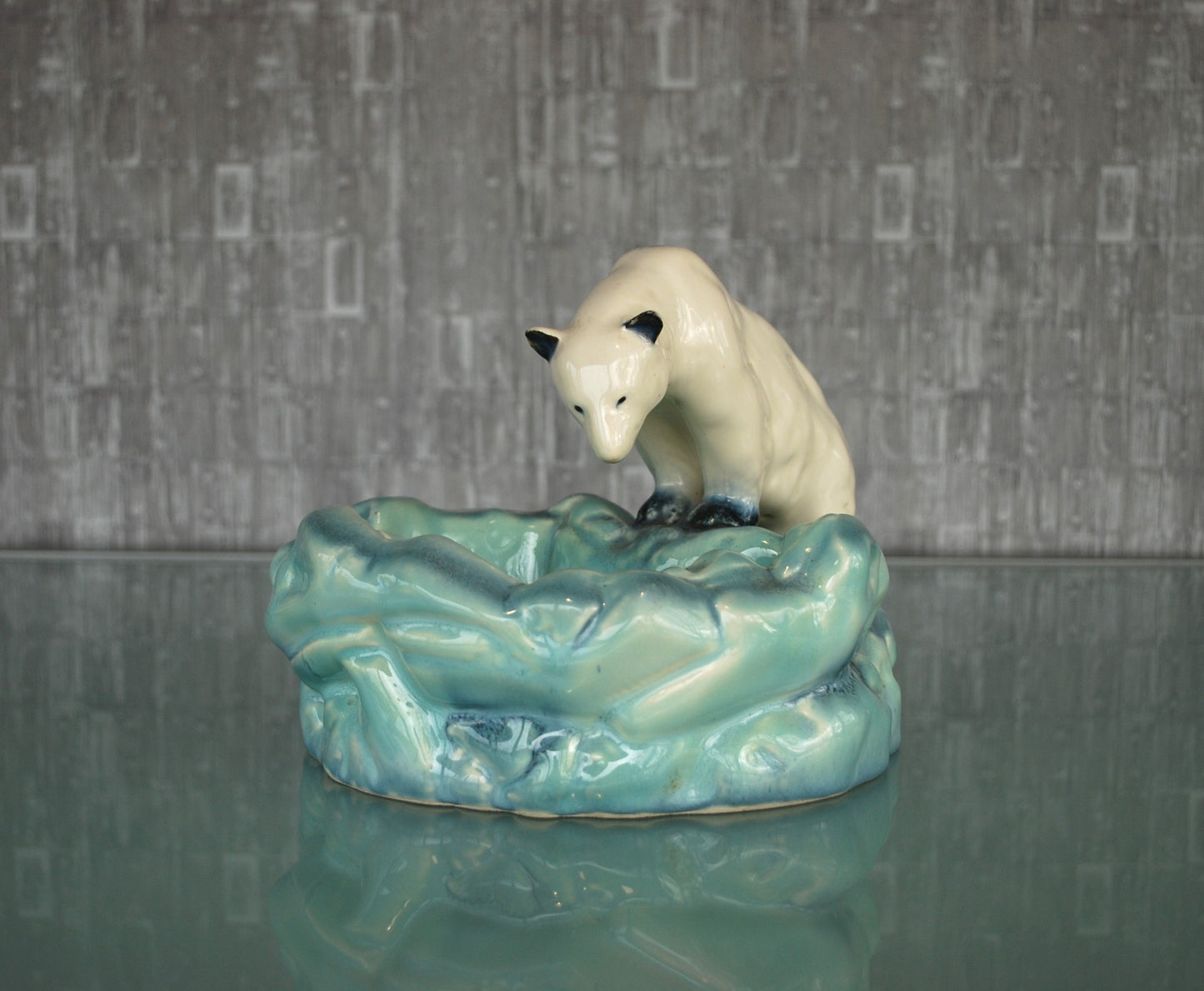 Pre order Art Deco Ditmar Urbach ijsbeerschaal, Tsjechoslowaaks keramisch beeld uit de jaren 30